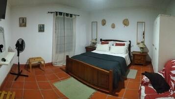 Iron/ironing board, WiFi, bed sheets, wheelchair access