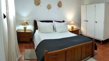 Iron/ironing board, WiFi, bed sheets, wheelchair access