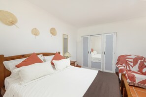 Room - Vila Natura – Secret Retreat T1 with Shared Terrace, Shared Garden and Wi-Fi (Santo António da Charneca)