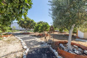 Property grounds - Vila Natura – Secret Retreat T2 with Shared Terrace, Garden, and Wi-Fi (Santo António da Charneca)