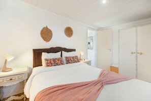 Iron/ironing board, WiFi, bed sheets - Vila Natura – Secret Retreat T2 with Shared Terrace, Garden, and Wi-Fi (Santo António da Charneca)