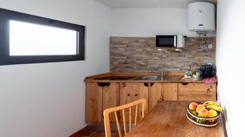 Geladeira, micro-ondas, cooktop, cafeteira/chaleira
