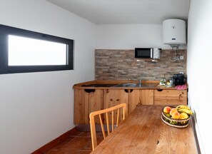 Réfrigérateur, micro-ondes, plaque de cuisson, cafetière/bouilloire