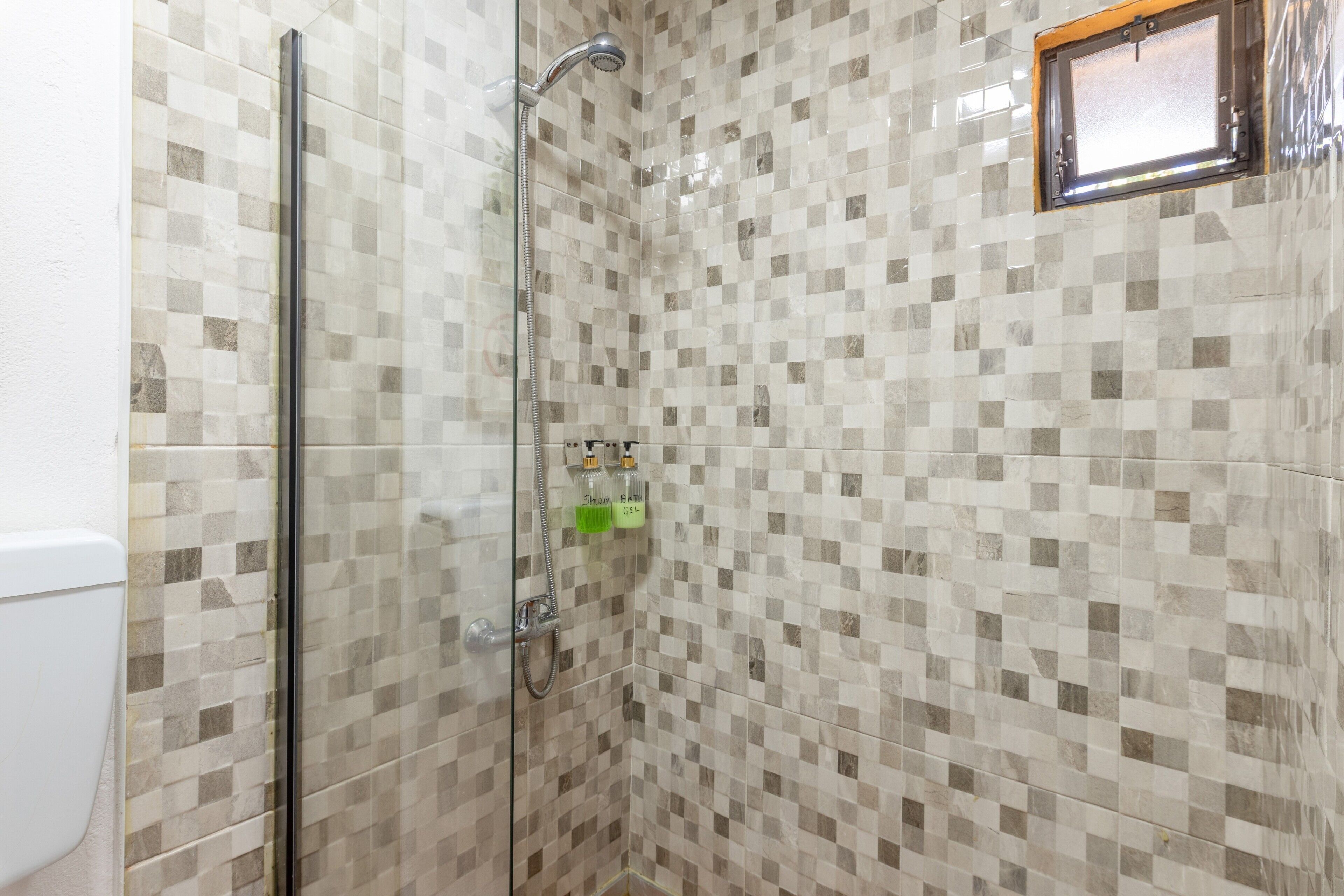 Douche, sèche-cheveux, serviettes fournies