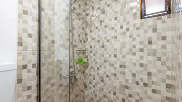 Douche, sèche-cheveux, serviettes fournies