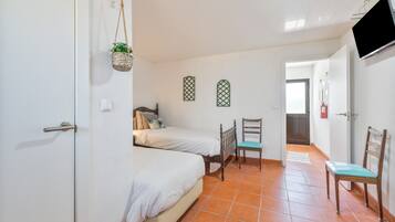 Iron/ironing board, WiFi, bed sheets, wheelchair access