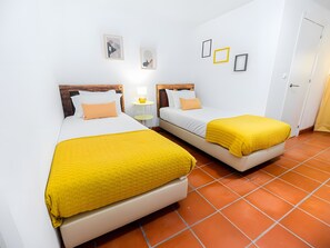Een strijkplank/strijkijzer, wifi, beddengoed, rolstoeltoegang