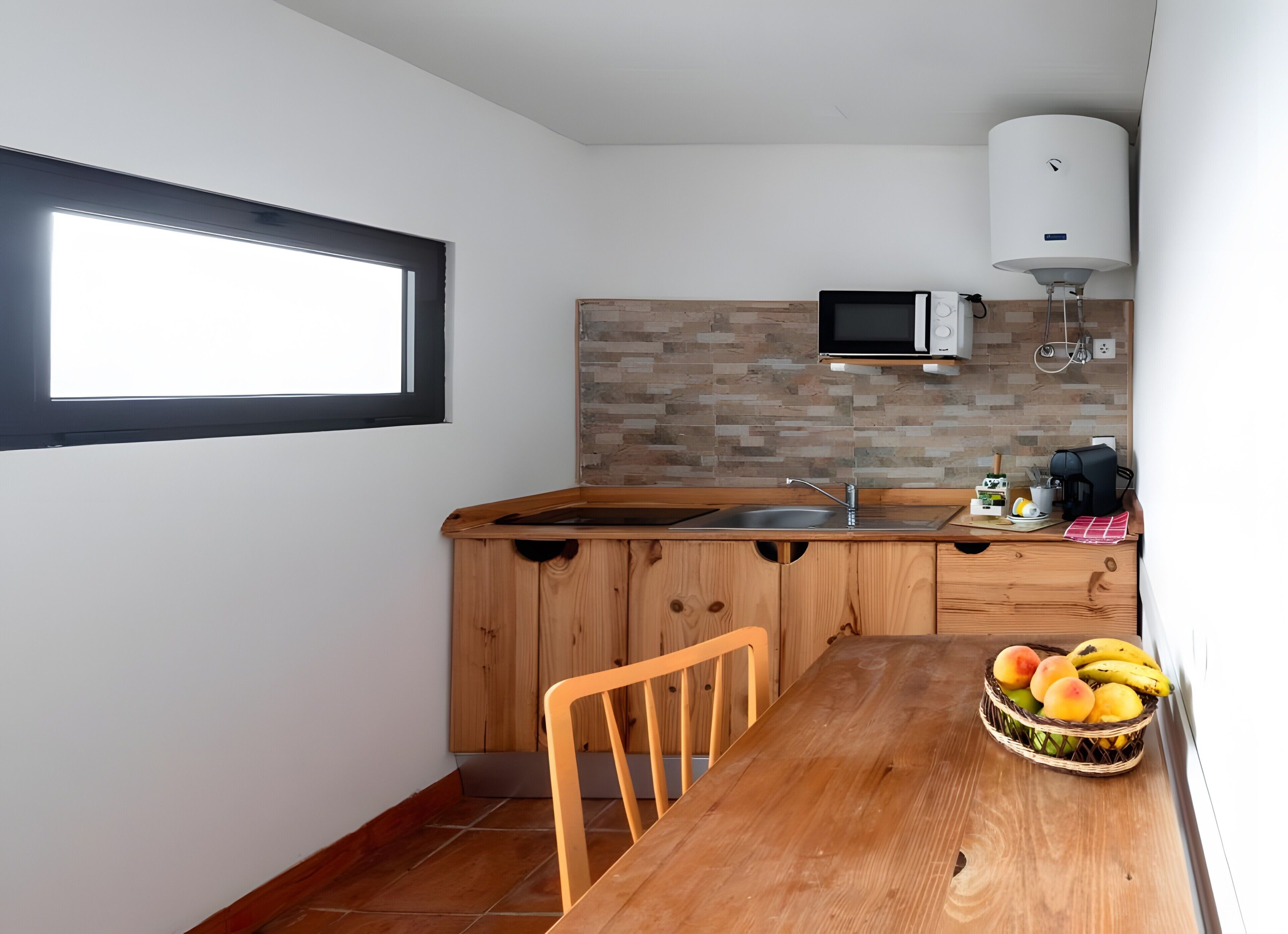 Geladeira, micro-ondas, cooktop, chaleira elétrica