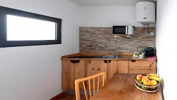 Geladeira, micro-ondas, cooktop, chaleira elétrica