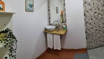 Chuveiro, secador de cabelo, toalhas de banho