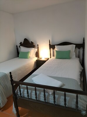 Tabla de planchar con plancha, wifi, ropa de cama