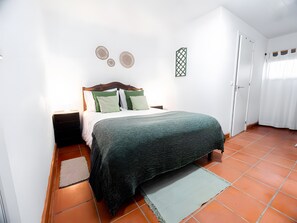 Iron/ironing board, WiFi, bed sheets, wheelchair access