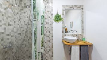 Douche, sèche-cheveux, serviettes fournies