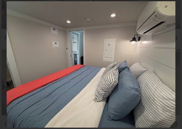 Iron/ironing board, WiFi (free), bed sheets