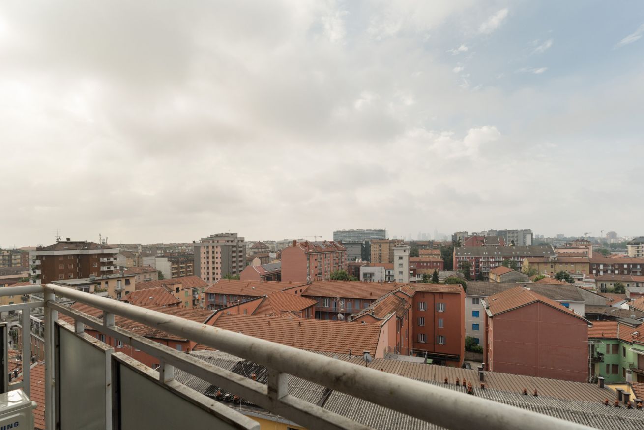 Eine Stadtansicht mit mehreren Gebäuden und blauem Himmel.