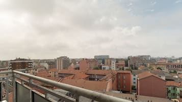 Eine Stadtansicht mit mehreren Gebäuden und blauem Himmel.