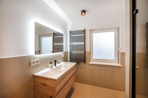 Douche, sèche-cheveux, serviettes fournies, savon
