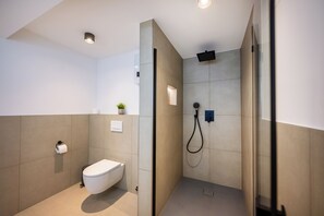 Chuveiro, secador de cabelo, toalhas de banho, sabonete