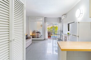 Eine moderne Küche mit Holzarbeitsplatte, Backofen und Kühlschrank.