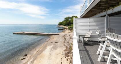 Bay Breeze Retreat: Lakefront Condo with Pool