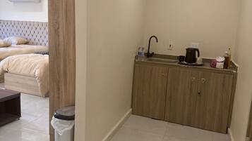 Deluxe Suite, Pyramid View | Private kitchenette | Electric kettle, dining tables