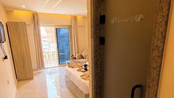 Deluxe Double Room, Pyramid View | Bathroom | Free toiletries, slippers, towels, soap