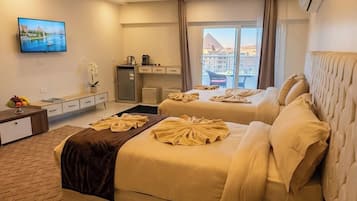 Deluxe Suite, Desert View | Minibar, in-room safe, free WiFi, bed sheets