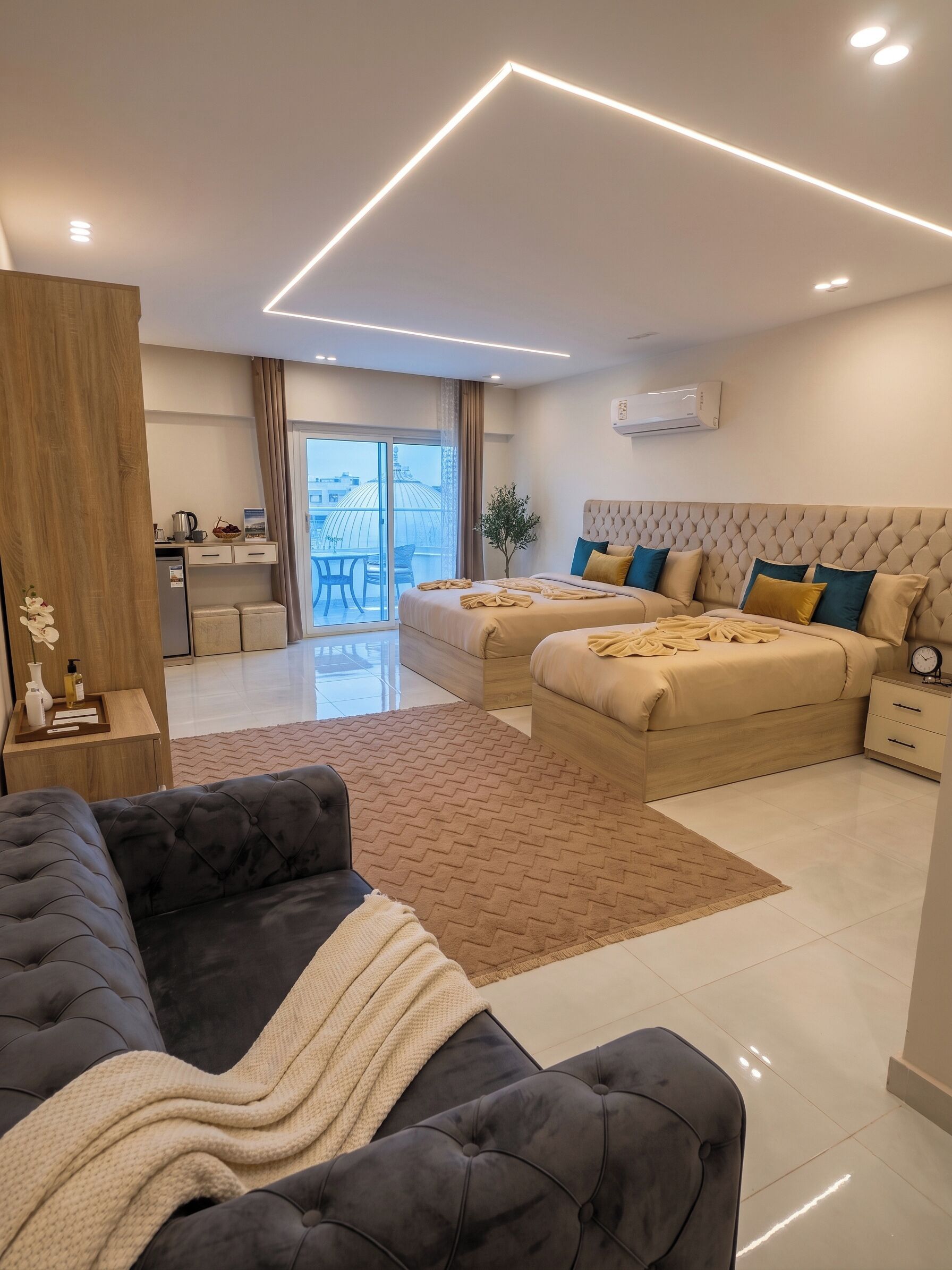 Minibar, caja de seguridad en la habitación, wifi gratis y ropa de cama 