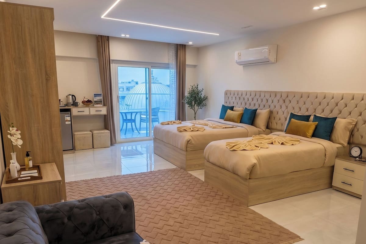 Deluxe Suite, Pyramid View | Minibar, in-room safe, blackout curtains, soundproofing