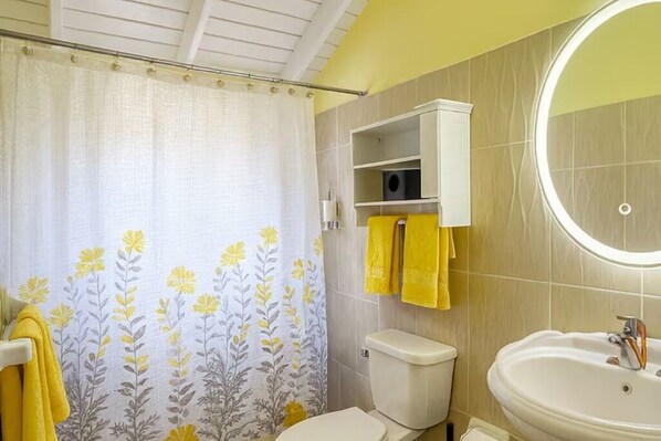 Hair dryer, towels, soap, toilet paper - Golden Sunflower Escape • Minutes from the Beach (St. James)