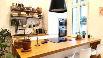 Coffee/tea maker, fridge, microwave, oven
