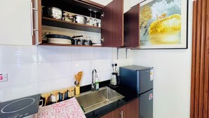 Une cuisine équipée d’une cuisinière, d’un évier et de placards.