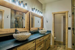 Douche, sèche-cheveux, serviettes fournies, savon