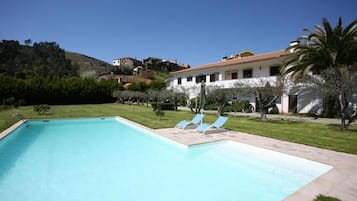 Casa básica, vistas al viñedo | Piscina | Una piscina al aire libre de temporada