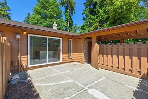Exterior - Stylish Eastside 3BR Family Home - Prime Location! (Bellevue)