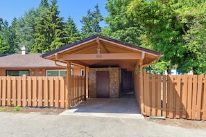 Exterior - Stylish Eastside 3BR Family Home - Prime Location! (Bellevue)