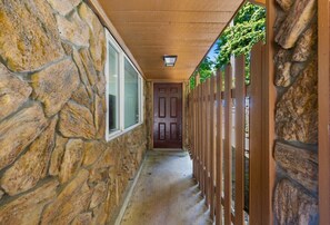 Property grounds - Stylish Eastside 3BR Family Home | Prime Location! (Bellevue)