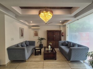 Living area - OnlyStay Luxe House Golf Course Road (Gurugram)