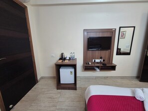 Desk, laptop workspace, free WiFi - OnlyStay Luxe House Golf Course Road (Gurugram)