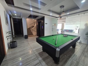 Game room - OnlyStay Luxe House Golf Course Road (Gurugram)