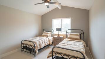 4 bedrooms, iron/ironing board, WiFi, bed sheets