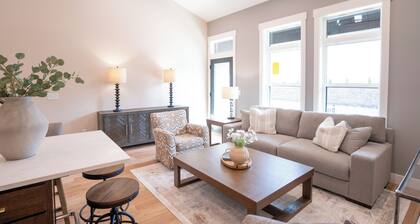 Sherman Creek - Modern Luxury Townhome Perfect for Families & Groups