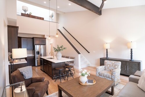 Sherman Creek - Modern Luxury Townhome Perfect for Families & Groups