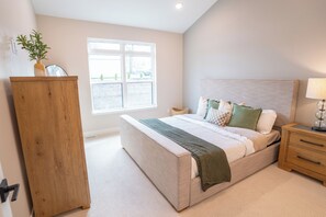 4 quartos, ferros/tábuas de passar roupa, Wi-Fi, roupa de cama