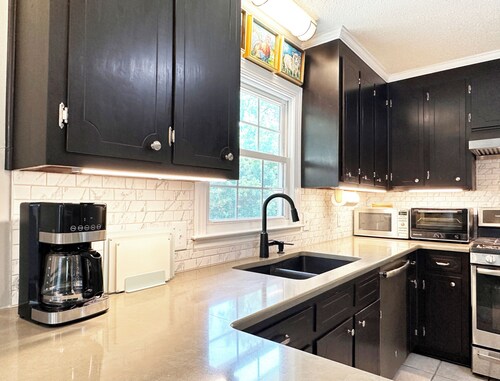 The Blue House- 4BR & 3BA Retreat 10 mins to Downtown Raleigh