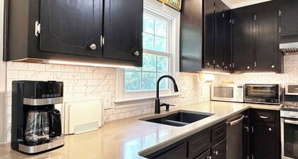 The Blue House- 4BR & 3BA Retreat 10 mins to Downtown Raleigh