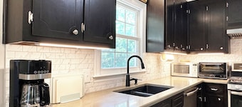 The Blue House- 4BR & 3BA Retreat 10 mins to Downtown Raleigh