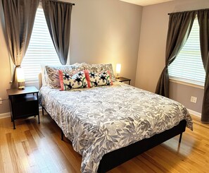 Iron/ironing board, Internet, bed sheets - The Blue House- 4BR & 3BA Retreat 10 mins to Downtown Raleigh (Raleigh)