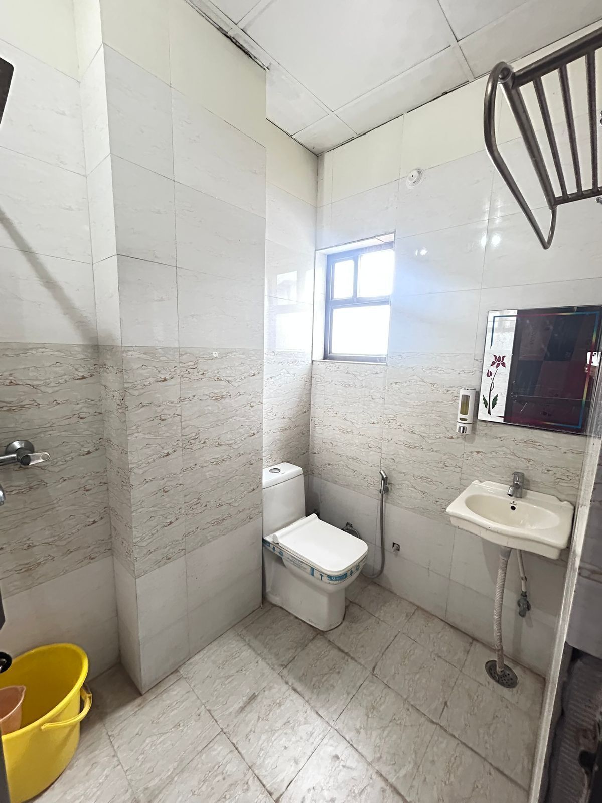 Quarto casal luxo | Banheiro | Chuveiro, produtos de toalete grátis, chinelos, toalhas de banho