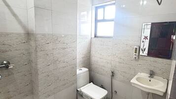 Quarto casal luxo | Banheiro | Chuveiro, produtos de toalete grátis, chinelos, toalhas de banho